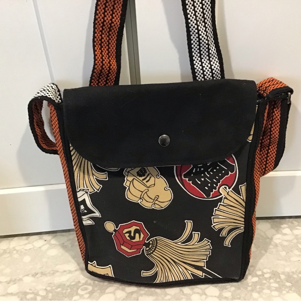 Canvas cross body bag.